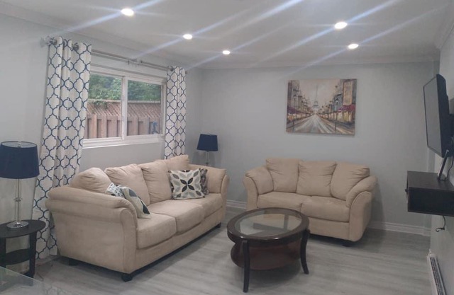 Renovated Entire House for families close to Toronto Zoo and U of T