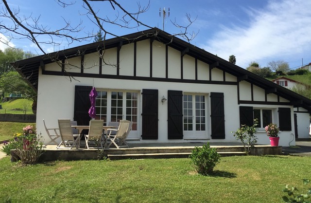 RENOVATED BASQUE HOUSE 8 BEDROOMS CLIM WIFI NEAR LAKE, OCEAN GARDEN, PETS OK
