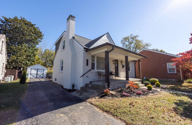 ⭐️Renovated⭐️ Great Location Fire Pit - Dog Friendly - Fully Fenced - Games