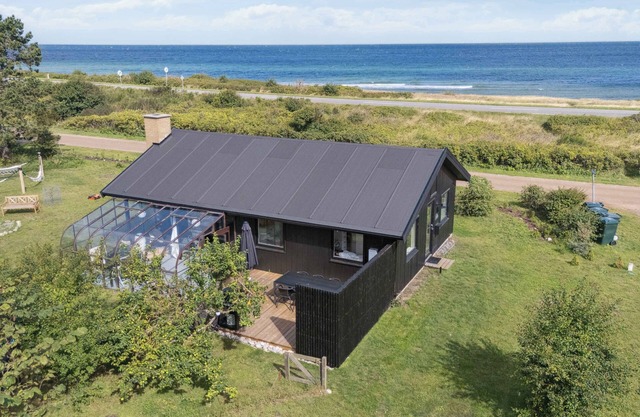 Renovated holiday home, sea view, 50m to beach