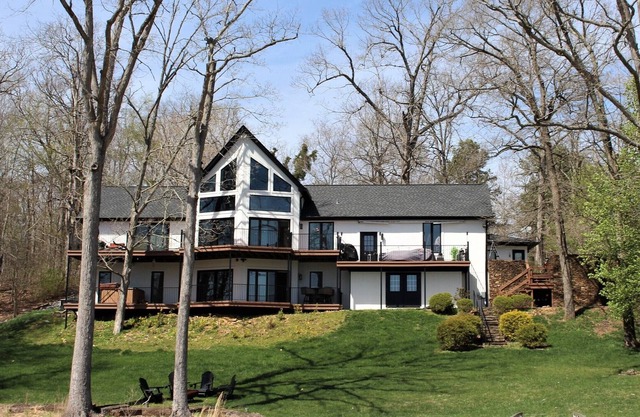 Renovated home+cottage on KY Lake retreat~kayaks, fire pit, dock, hot tub