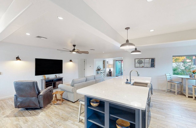Renovated home, private outdoor living, indoor bar, W/D & AC - 2 mi to downtown