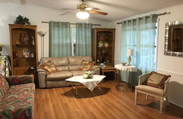 Renovated house one block from pool with hot tub 60 miles from Disney world