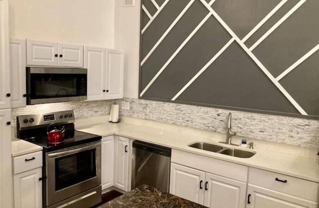 Renovated Peaceful Luxury Walk to Mall Park Publix