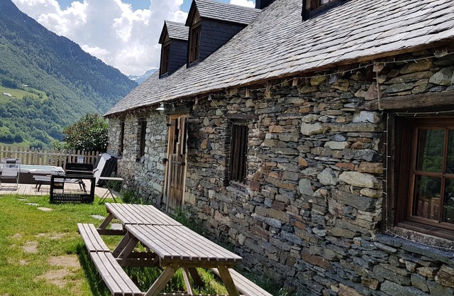 Renovated sheepfold 10 minutes from the ski slopes for a total of 17 people