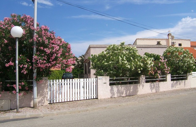 RENOVATED SINGLE HOUSE 150 meters from the beach and shops