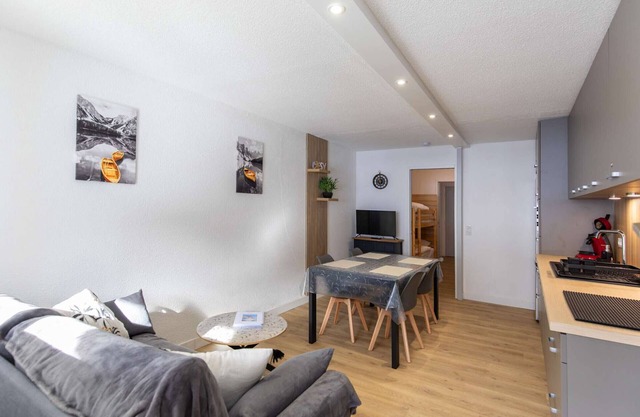 Renovated studio for 6, south loggia, near slopes, modern amenities