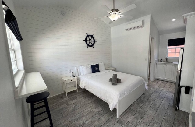 Renovated studio w/king bed & full size kitchen #5