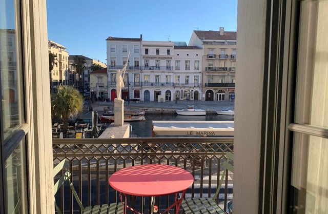 Renovated T3 with AC, balcony and Wifi in central Sète