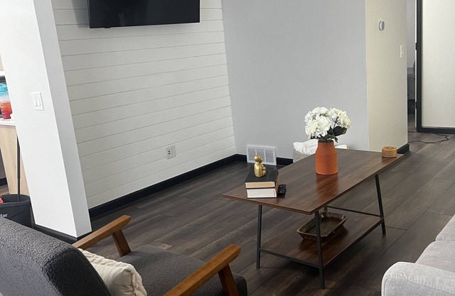 Renovated Unit! Near Downtown, Restaurants, Shopping and Promedica Hospital.