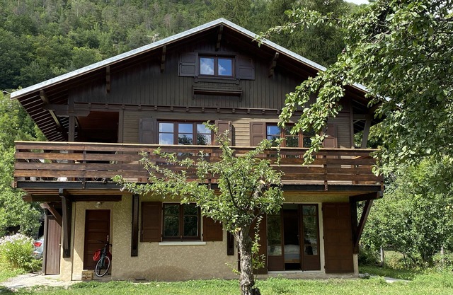 Renovated Wooden Chalet for Family Relaxation