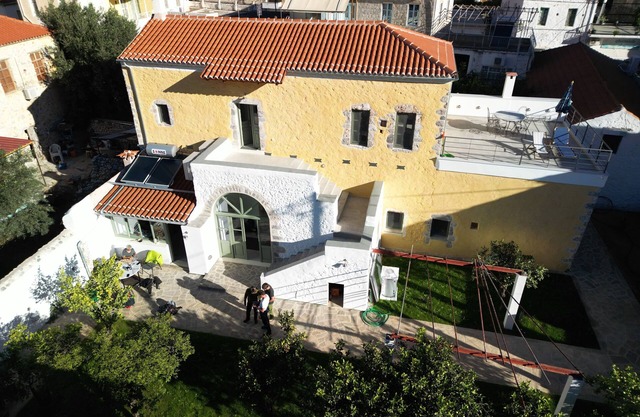 Renoviertes Steinhaus im Zentrum von Leonidion mit Zwei Wohneinheiten