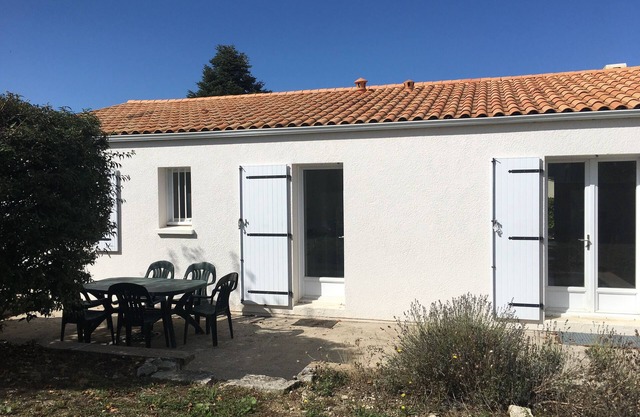 Rent detached house with enclosed garden, near La Rochelle, Ile de Ré