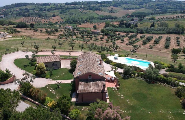 Rent exclusive Villa Nontiscordar with pool in Marche