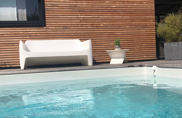 RENT HOUSE WITH SWIMMING POOL ON THE EDGE OF WATER