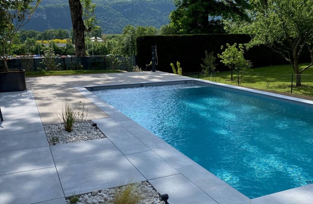 Rent large house 5 bedrooms 8 sleeps Annecy swimming pool