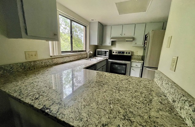 Residence by hiking/biking trails/lake ramp