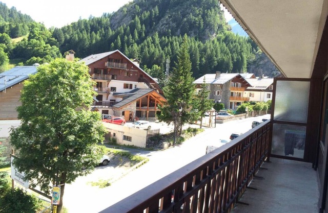 Resort center, 2nd floor, view mountain, balcony, parking, ski locker, 39m², Valloire