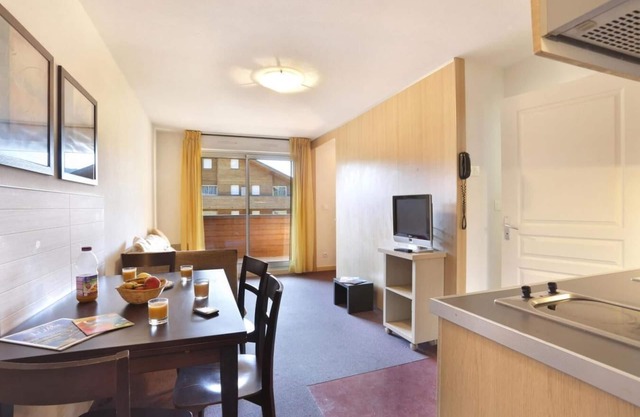 Resort center, fitness, swimming pool, hammam, terrace, balcony, parking, tv, ski locker, 35m²
