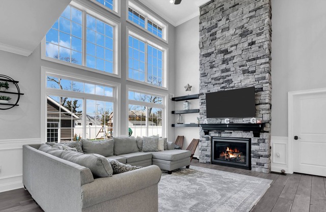 Resort like House w/inground pool,theatre room & 8 min drive to Jenkinsons Beach