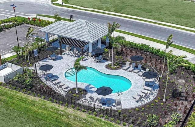 Resort-Style 2-Bedroom Townhome with Pool, WiFi, and AC in Sarasota
