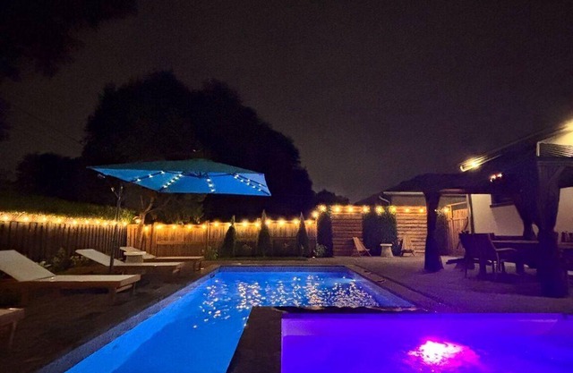 Resort Style 5 Bedroom/3 Bath Home with Pool & Jacuzzi [Jacuzzi open all year]