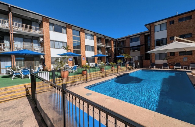 Resort style, beach side, heated outdoor pool, spa, sauna, 6pm checkout