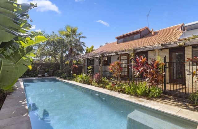 Resort Style Pool and Pool House, Stroll to Beach, BBQ, Sleeps 8