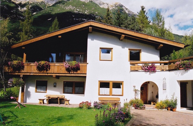 Rest and relaxation in a cozy apartment in Tyrolean country house style