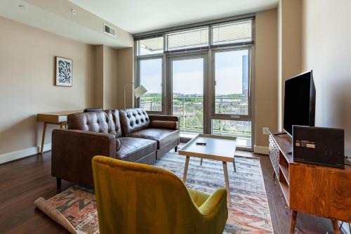 Reston 1br w pool wd close to shopping mall WDC-828