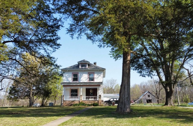 Restored 1910 Cottage Near Shawnee Forest, Lake of Egypt, Wineries, Pet Friendly