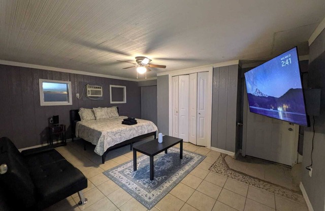 Retreat-1BR Apt w/65 inch Tv!
