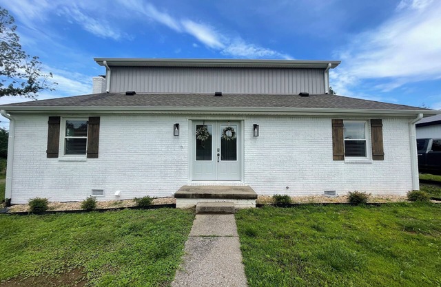 Retreat to the Lake – Spacious 4BR Near The Moors Marina