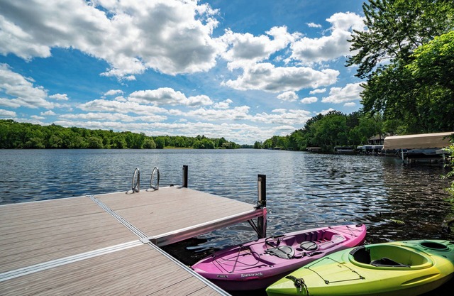 Retro 4BR w/Hot Tub on Lake Wissota