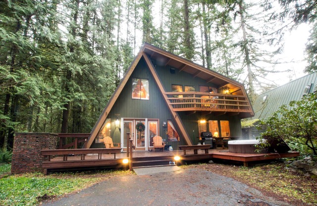 Retro A-Frame Chalet, your perfect getaway to Mt.Baker - Hot Tub, Fireplace, A/C
