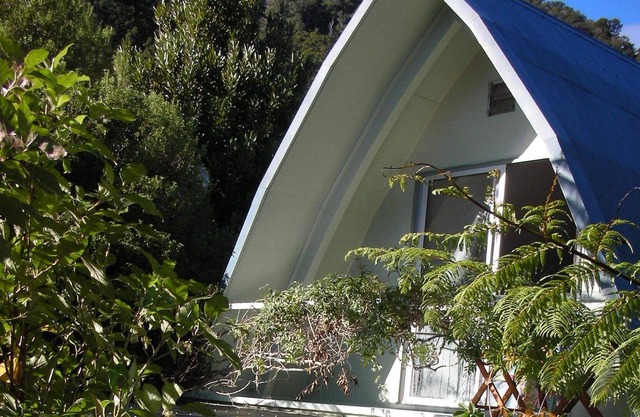 Retro Bach in Stunning Tennyson Inlet