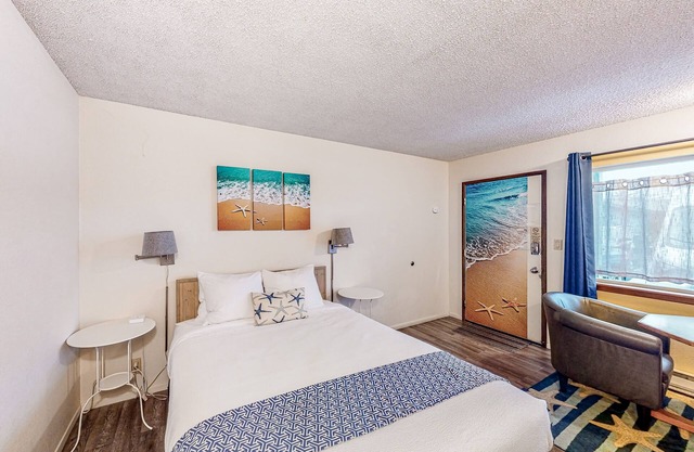 Retro beach experience with fast WiFI - walk to downtown shops & eateries