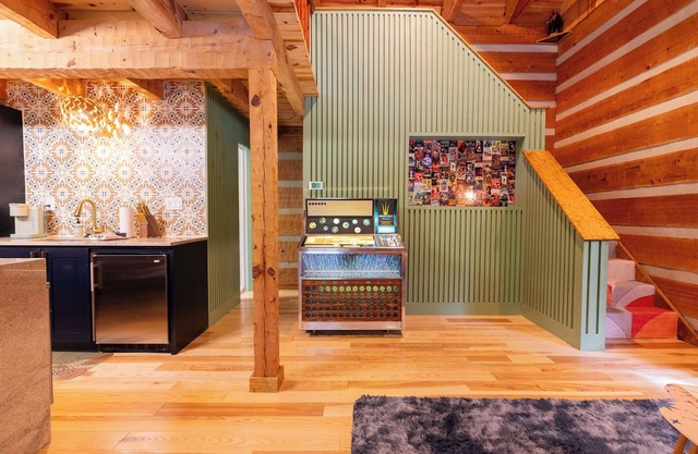 Retro Cabin in Hocking Hills, Ohio w/Jukebox, Hot Tub & Pond. Dog-friendly!