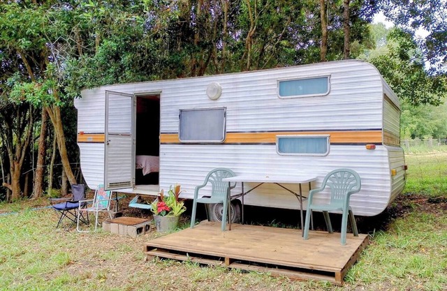 RETRO CARAVAN SLEEPS 6 only 8 Minutes from A1 VALERY Mid North Coast