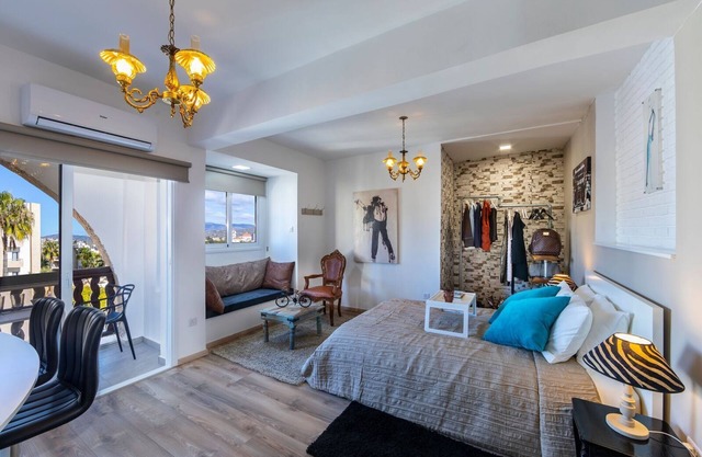 Retro Deluxe Studio Apartment, 4th floor, two minutes on foot from the beach