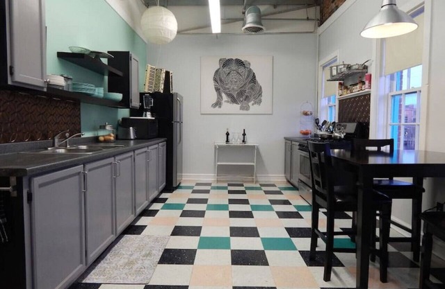 Retro Hipster: Close to downtown, dining and fun