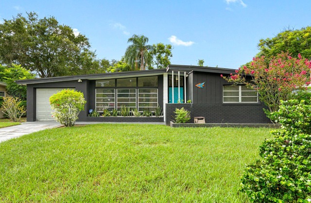 Retro Retreat - ⭐Close to the Beach! ⭐ Great Rates!
