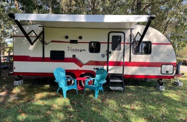 Retro Style Camper. Close to I-75, WEC, Shopping