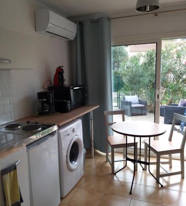 Rez de jardin cosy avec terrasse fleurie