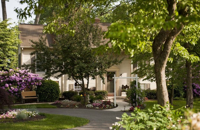 Ridge Garden-Beautiful House in Amish Country w/ Hockey table,grill & playground