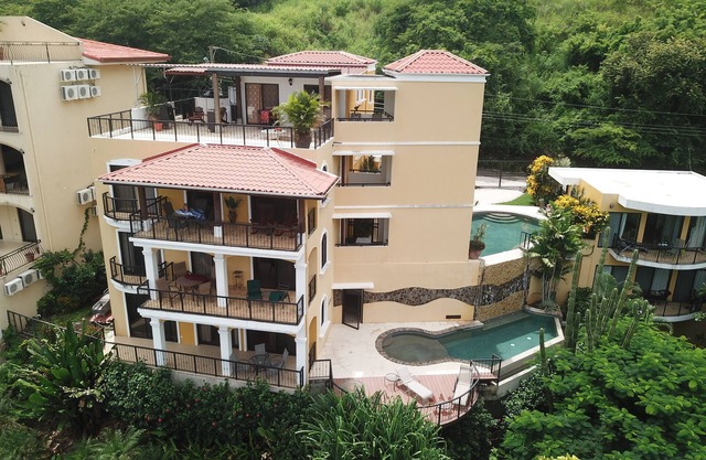 RITA Ocean and Mountain views, Clean interior, saltwater pools, Private