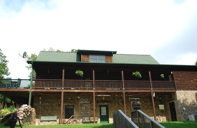 River access, outdoor fireplace, fire pit, 5 bedroom, game room, pet friendly