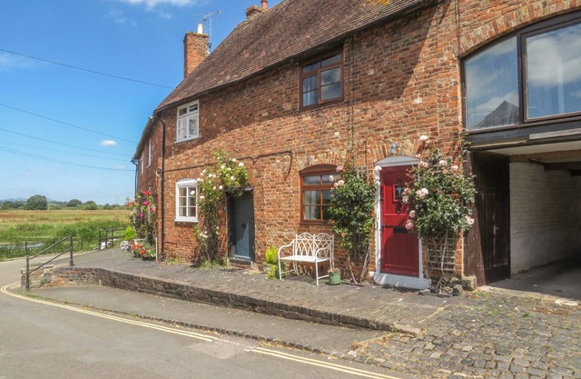 RIVER COTTAGE, pet friendly, character holiday cottage in Tewkesbury