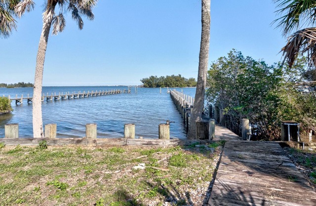 River Escape 1 bedroom with Dock Access, pool, and full kitchen
