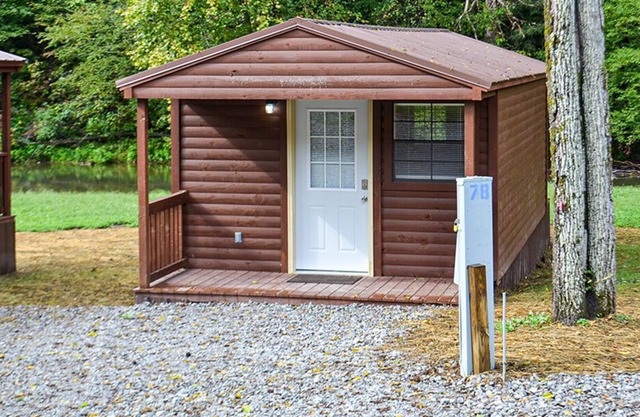 River Forge Cabin 52 - Cozy and Rustic 1 Bedroom Cabin - Creek Front